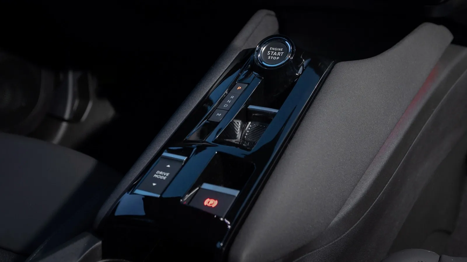 Alfa-Flair im Detail: Die Ambientebeleuchtung mit acht Farben sorgt für ein edles Ambiente, während Aluminium-Pedale den sportlichen Touch unterstreichen.